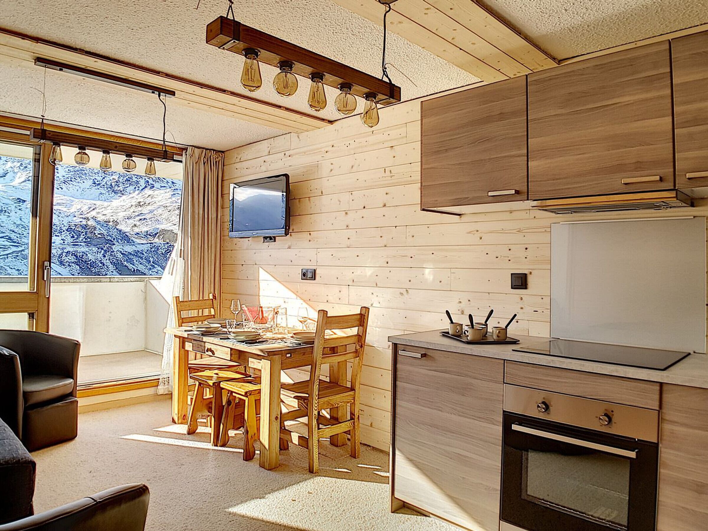 Kühlschrank, Ofen, Wasserkocher mit Kaffee-/Teezubehör, Toaster