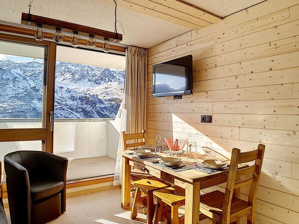 Dining - Renovated Studio at the Foot of the Slopes with Balcony and Wifi (Les Menuires)