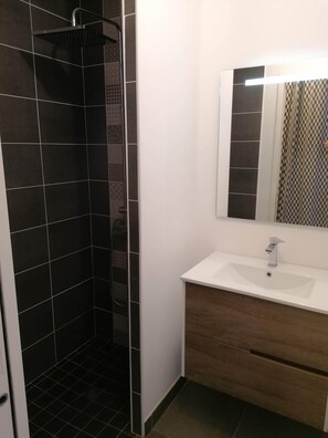 Baignoire, serviettes fournies, savon, papier toilette