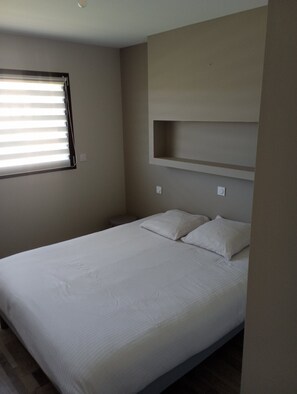 4 chambres, bureau, draps fournis