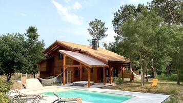 Een buitenzwembad en een verwarmd zwembad