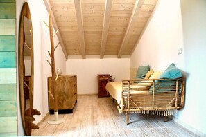 4 habitaciones, escritorio y tabla de planchar con plancha 