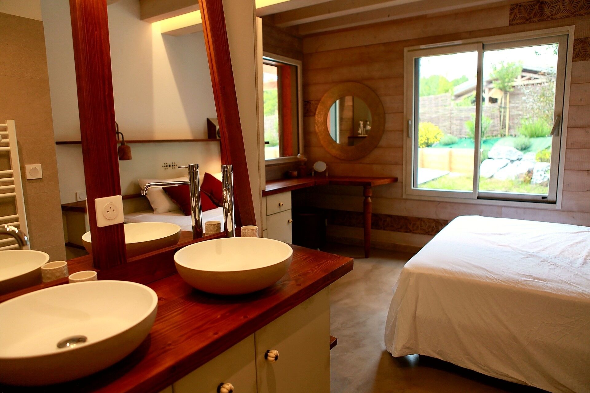 4 chambres, bureau, fer et planche à repasser, lit parapluie