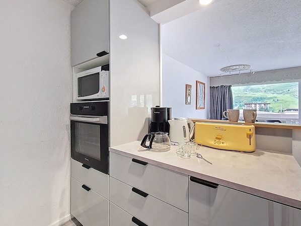 Fridge, microwave, dishwasher, coffee/tea maker