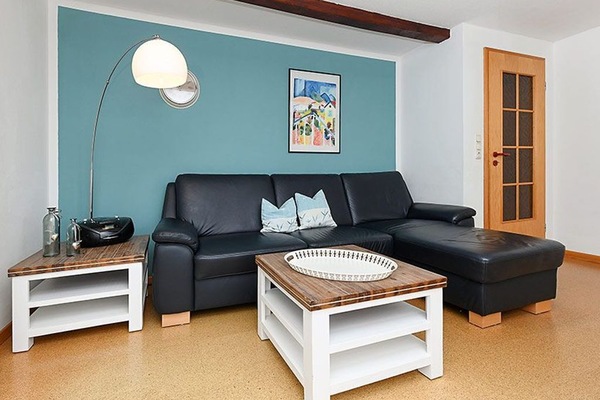 Wohnzimmer mit integriertem Küchenbereich