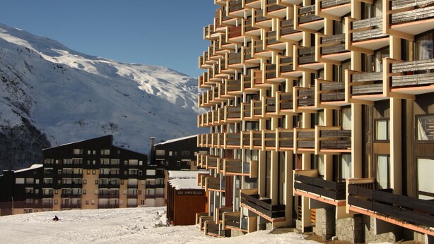 A modern building with a unique geometric facade, located in a snowy mountainous area. - Bright studio in Les Menuires, ski-in/ski-out, balcony (Les Menuires)