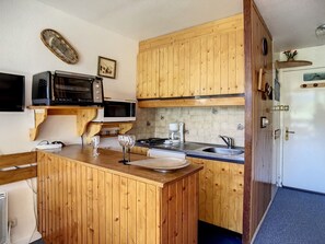 Kühlschrank, Mikrowelle, Ofen, Wasserkocher mit Kaffee-/Teezubehör