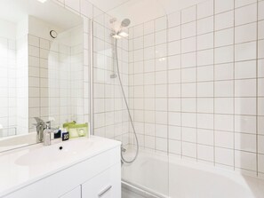 Bathroom - Renovated Apartment · Quiet · Balcony · Free Wifi · Near Slopes (Les Arcs 1800)