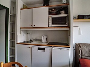 Fridge, oven, dishwasher, coffee/tea maker