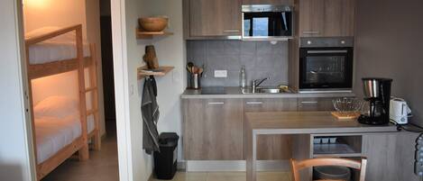 Frigorifero, microonde, forno, piano cottura
