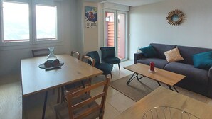 Un comedor con mesa y sillas de madera, un sofá y una mesita de centro.