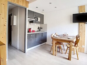 Kylskåp, mikrovågsugn, diskmaskin och kaffe- och tebryggare
