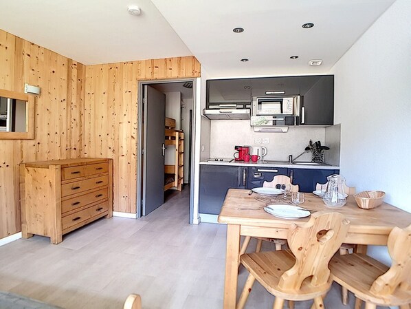 Fridge, microwave, dishwasher, coffee/tea maker