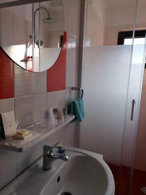 Chuveiro/banheira combinados, secador de cabelo, toalhas de banho 