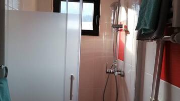 Combined shower/tub, hair dryer, towels, soap