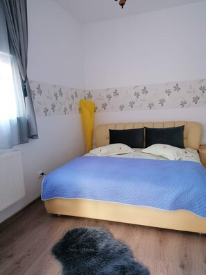6 bedrooms, WiFi, bed sheets