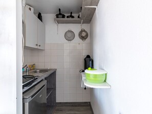 Refrigerador, microondas, parrilla de estufa y cafetera y tetera 