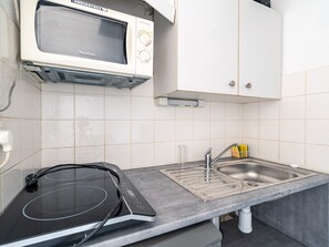 Réfrigérateur, micro-ondes, plaque de cuisson, cafetière/bouilloire