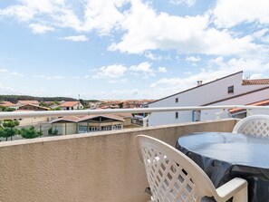 Outdoor dining - Cozy Studio with Mezzanine, South-Facing Terrace, Central Location - Sleeps 2 (Biscarrosse Plage)