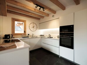 Een koelkast, een magnetron, een oven, een vaatwasser