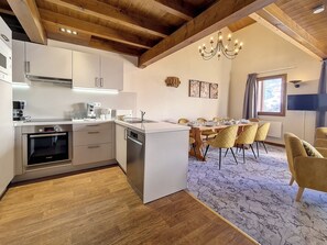 Kühlschrank, Mikrowelle, Ofen, Geschirrspüler
