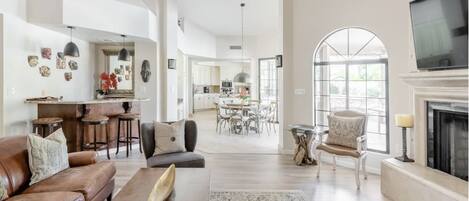 Smart-TV, Kamin, Tischfußball, Arbeitsbereiche