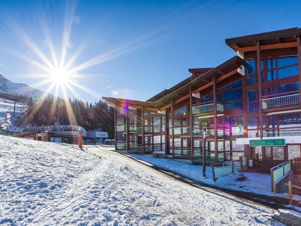 Exterior - Ski-in/Ski-out Apartment with Balcony and Wifi (Les Arcs 1800)