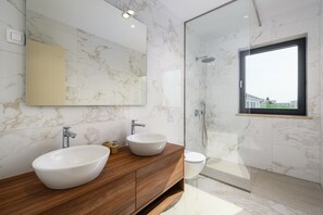 Douche, séchoir à cheveux, serviettes fournies