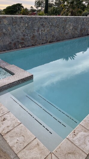 Utendørsbasseng og et oppvarmet basseng