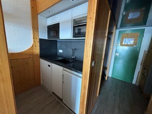 ثلاجة، موقد طهي مسطح، غسالة أطباق، ماكينة لصنع القهوة/الشاي