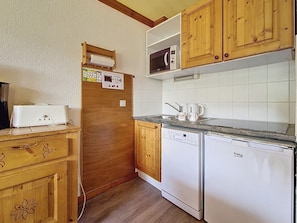 Réfrigérateur, micro-ondes, lave-vaisselle, cafetière/bouilloire