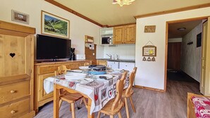 Dining - 2-room apartment · Ski-in/Ski-out · Southwest balcony (Les Menuires)