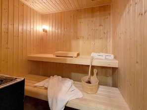 Puisesta laudelavasta, pyyhetelineestä ja ämpäristä koostuva sauna.