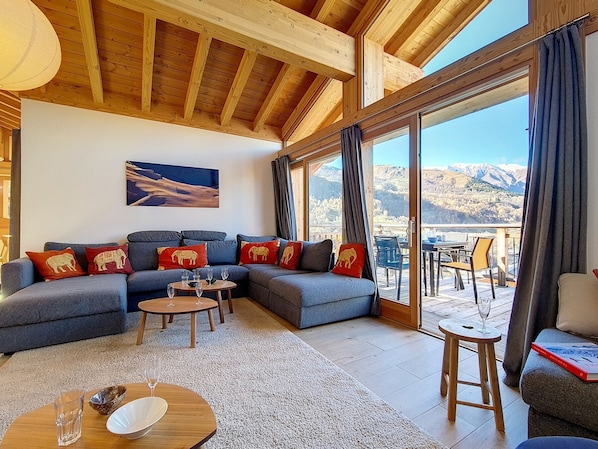 TV, fireplace - Spacious chalet with sauna, slope access, Wi-Fi and parking (Saint-Martin-de-Belleville)