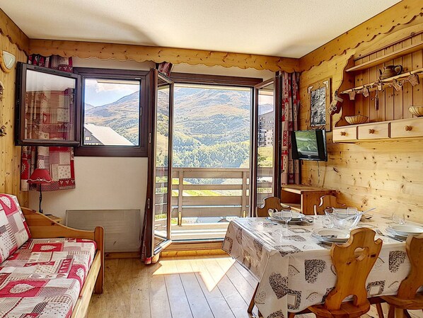Interior - Renovated 2-room apartment at the foot of the slopes with south-facing balcony (Les Menuires)