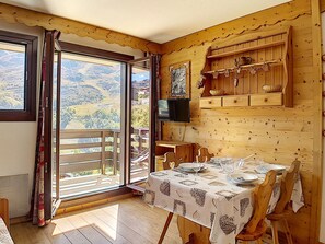 Dining - Renovated 2-room apartment at the foot of the slopes with south-facing balcony (Les Menuires)