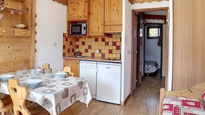 Coffee/tea maker, fridge, dishwasher, toaster
