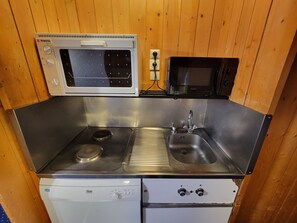 Réfrigérateur, micro-ondes, plaque de cuisson, lave-vaisselle