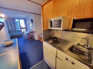 Réfrigérateur, micro-ondes, plaque de cuisson, lave-vaisselle