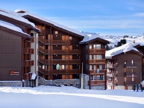 Ein mehrstöckiges Hotel mit Balkonen, einer Stein-Fassade und einem Schild, das es als Hotel Turquoise kennzeichnet.
