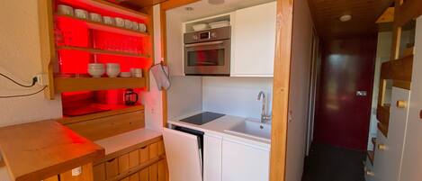 ثلاجة، ميكروويف، موقد طهي مسطح، غسالة أطباق