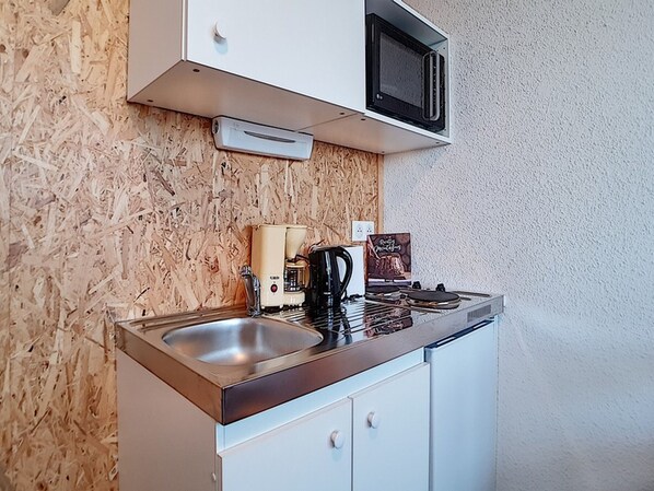 Refrigerador, microondas, cafetera y tetera y tostadora 