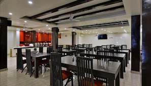 Deluxe Room | Dining room