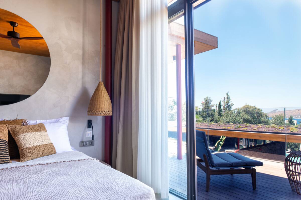 Minibar, iron/ironing board (on request), WiFi (free), bed sheets