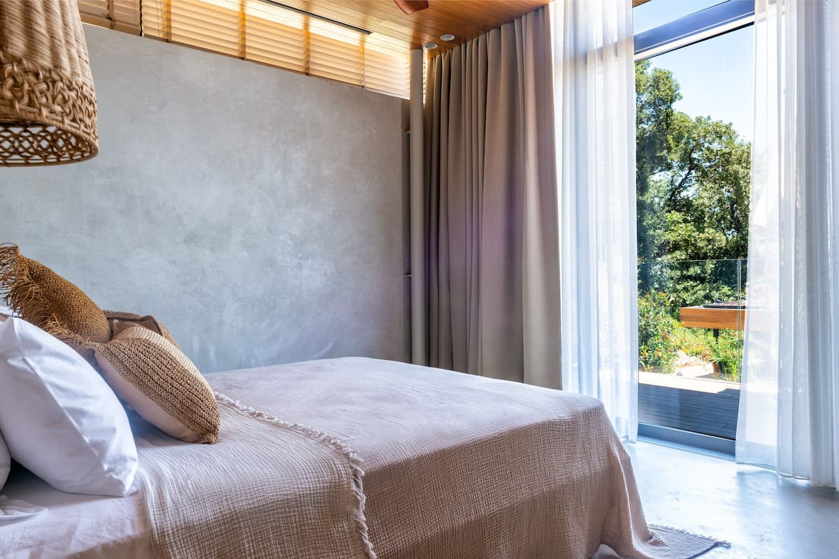 Superior Sea View | Minibar, iron/ironing board (on request), WiFi (free), bed sheets