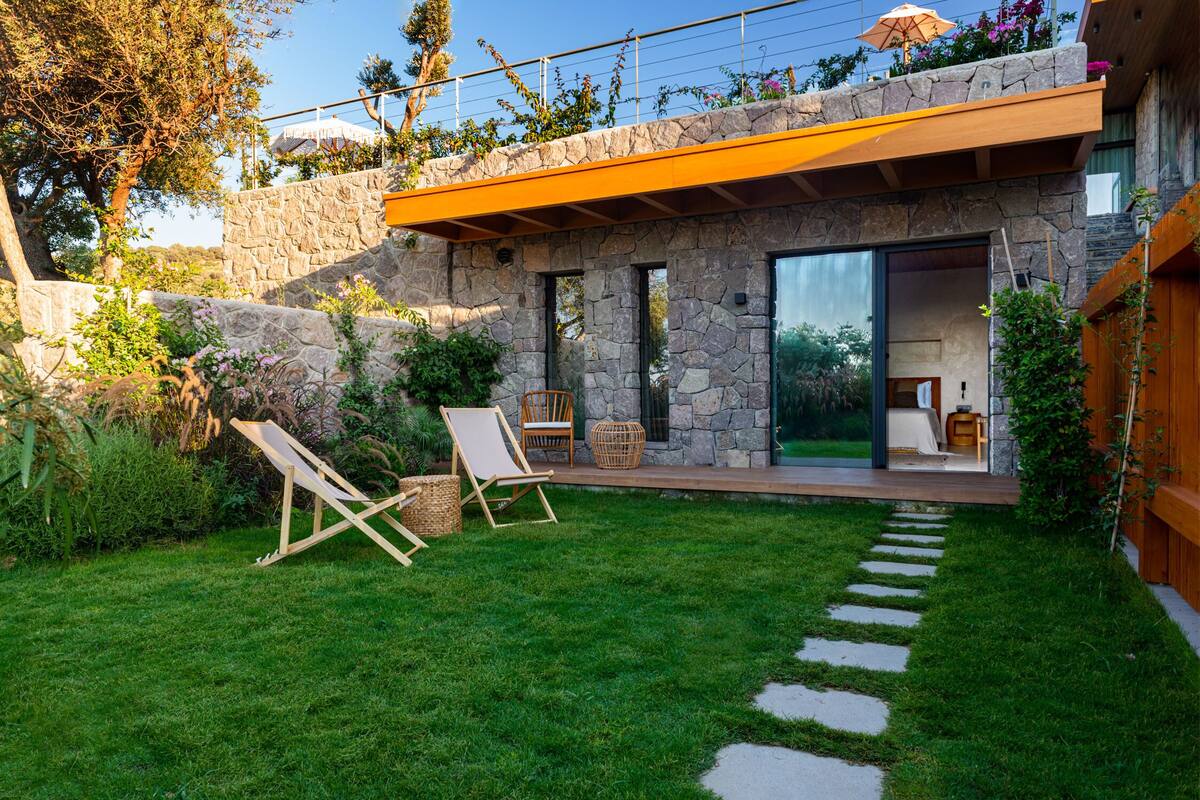 Superior Garden Room | Minibar, iron/ironing board (on request), WiFi (free), bed sheets