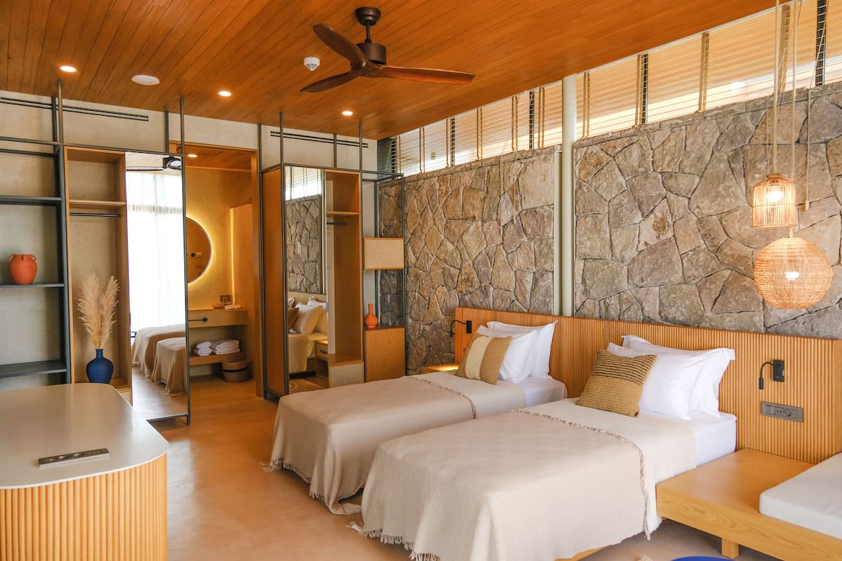 Minibar, iron/ironing board (on request), WiFi (free), bed sheets