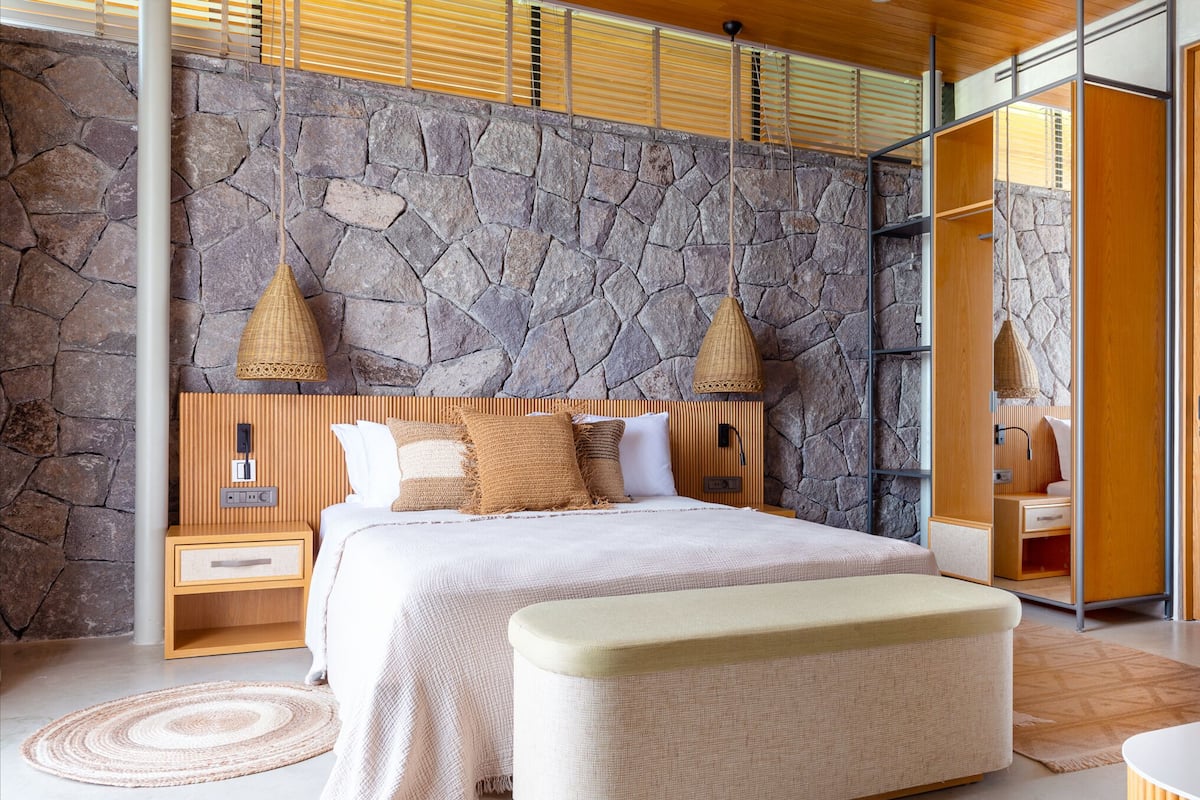 Minibar, iron/ironing board (on request), WiFi (free), bed sheets