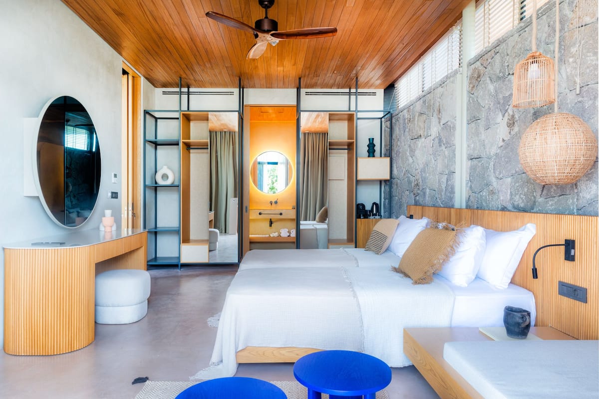 Deluxe Room | Minibar, iron/ironing board (on request), WiFi (free), bed sheets