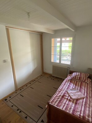 2 bedrooms, travel cot, WiFi, bed sheets - Pleasant town house with garden (Lauris)